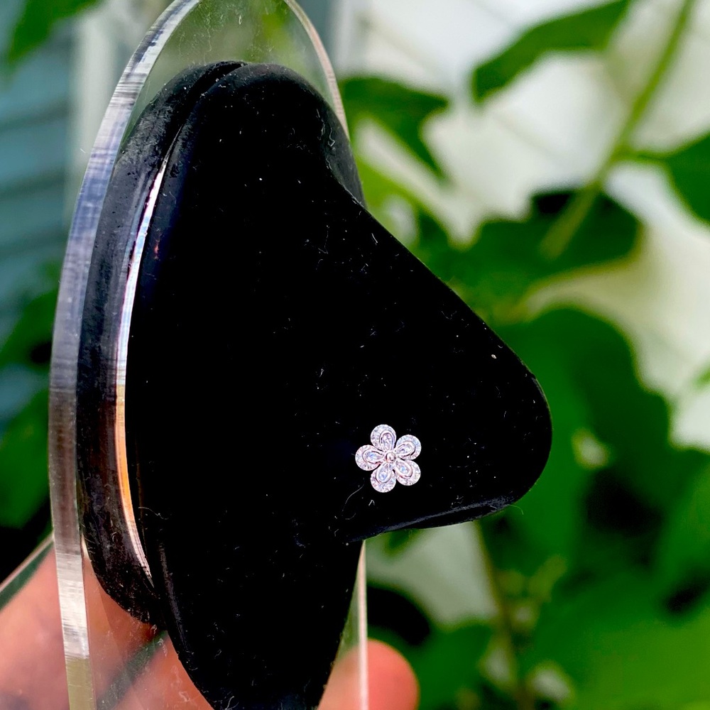 Flower 🌸 (L shape Nose Stud)